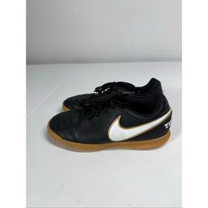 Nike Tiempo Boys Girls Indoor Soccer Shoes Youth 3 US 2,5 UK 35 Eur 819196-010